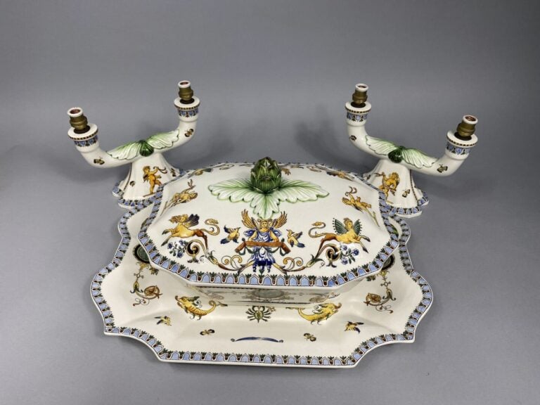 GIEN - Légumier et son plateau en faience à décor sphinges et angelots - Marque…