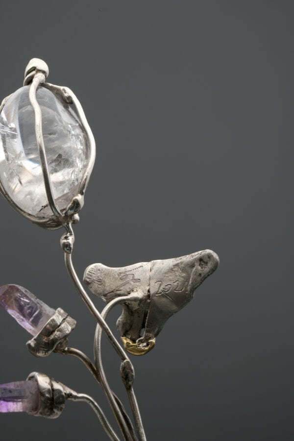 Gilbert LIBLIN (1954) - Collier torque en argent (925) retenant un pendentif sc…