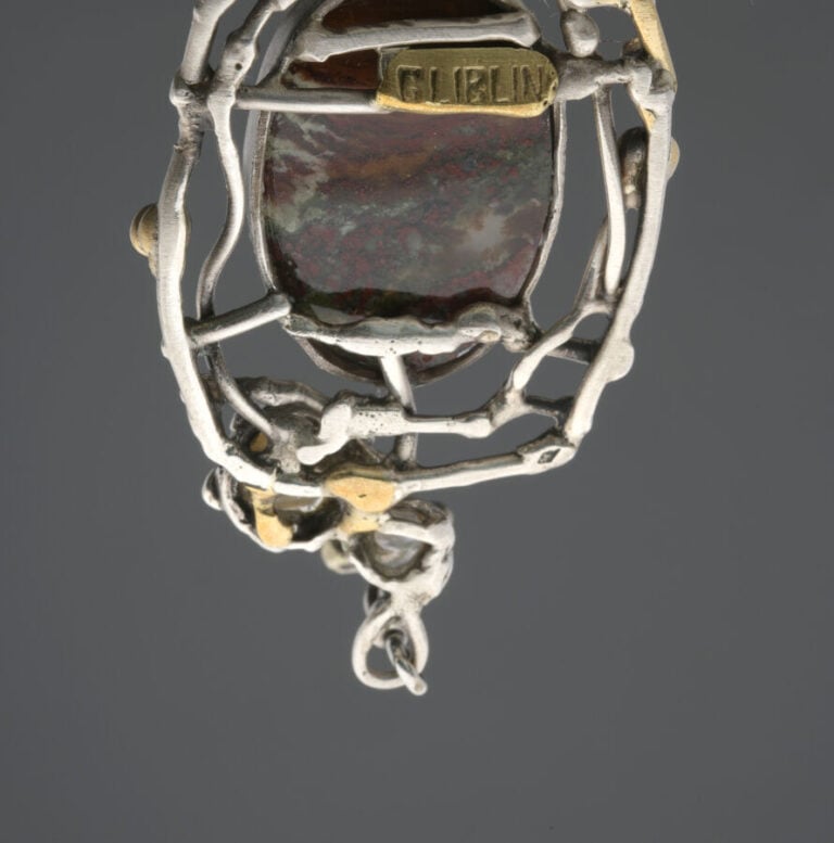 Gilbert LIBLIN (1954) - Collier torque en argent (925) retenant un pendentif sc…