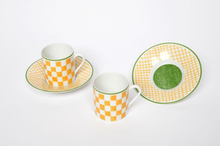 HERMÈS - «A walk in the garden» - Deux tasses à café et soucoupes en porcelaine…
