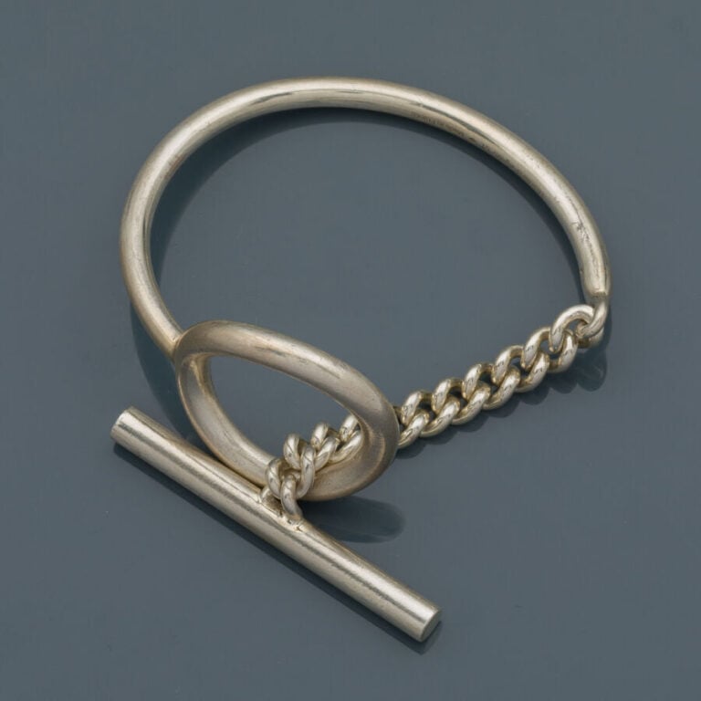 HERMES - BRACELET semi-rigide modèle "croisette" en argent (925‰), composé d'un…