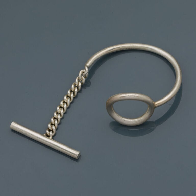 HERMES - BRACELET semi-rigide modèle "croisette" en argent (925‰), composé d'un…