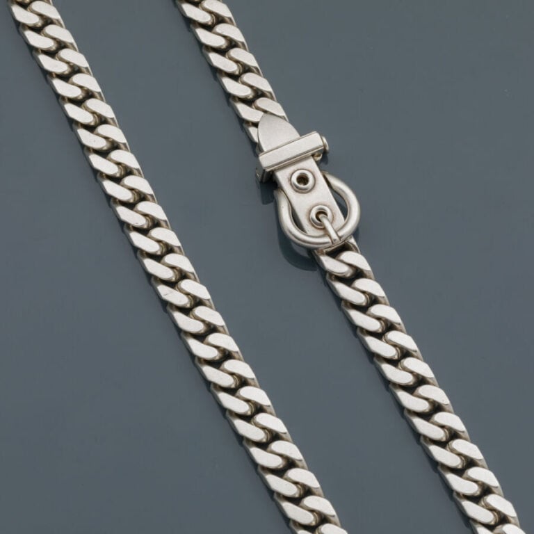 HERMES - COLLIER modèle "Sellier" en argent (925‰) à maille gourmette limée, fe…