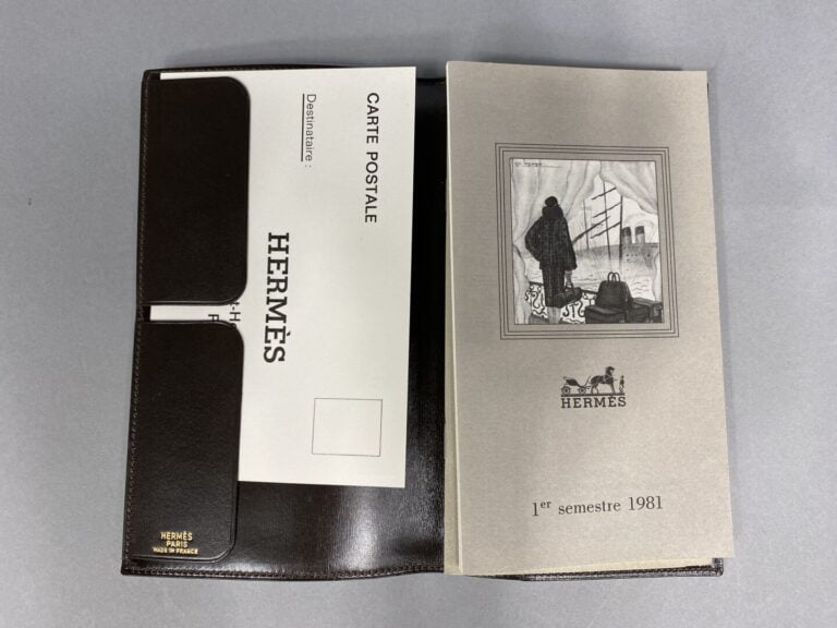 HERMES - Couverture d'agenda en cuir dans les tons marron avec un carnet d'adre…