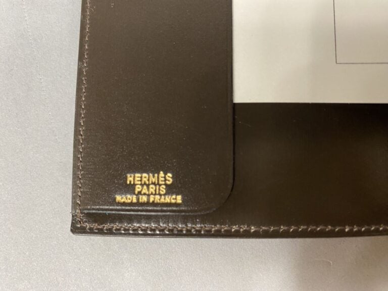 HERMES - Couverture d'agenda en cuir dans les tons marron avec un carnet d'adre…