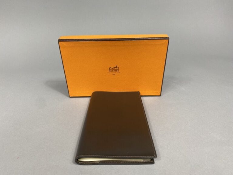 HERMES - Couverture d'agenda en cuir dans les tons marron avec un carnet d'adre…