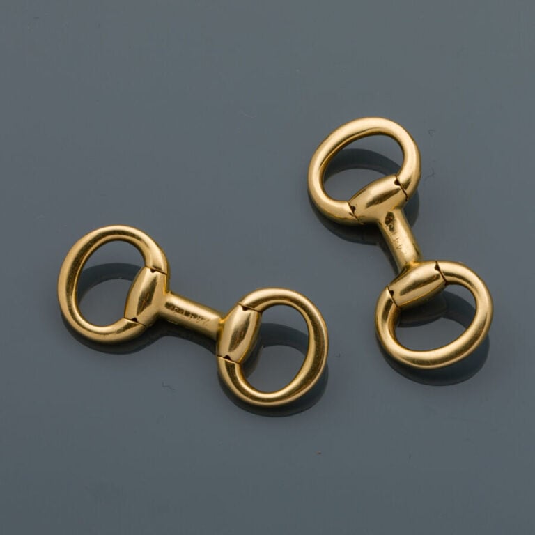 HERMES - Paire de BOUTONS de MANCHETTE "Mors" en or jaune (750‰). - Signée HERM…