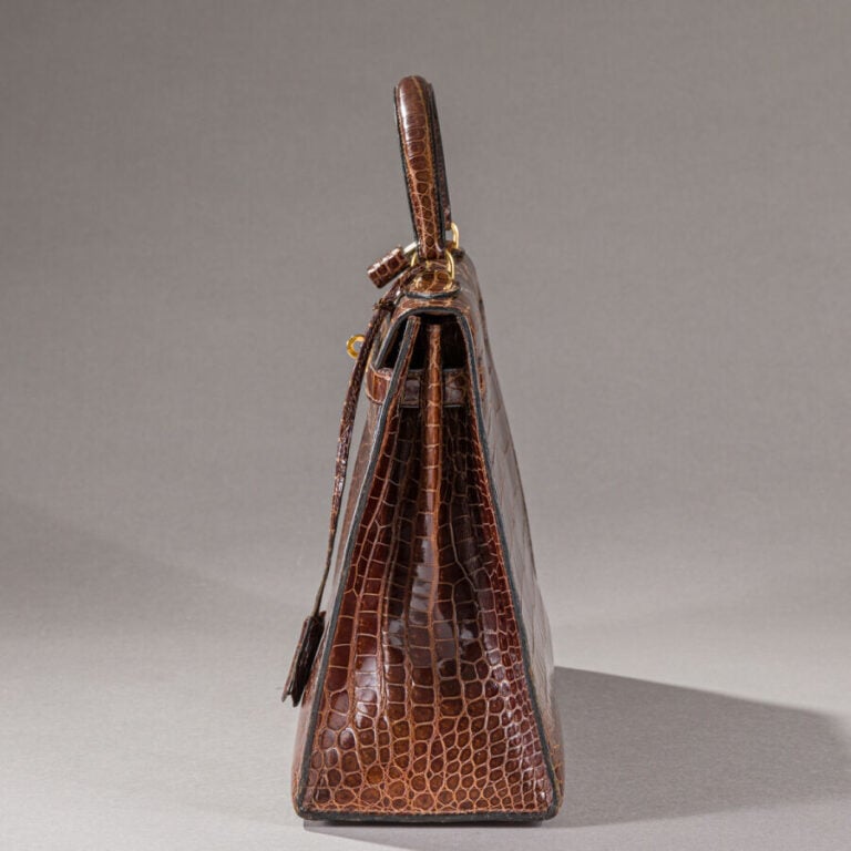 HERMES Paris - Sac à main Kelly en crocodile porosus marron. Fermoir et attache…