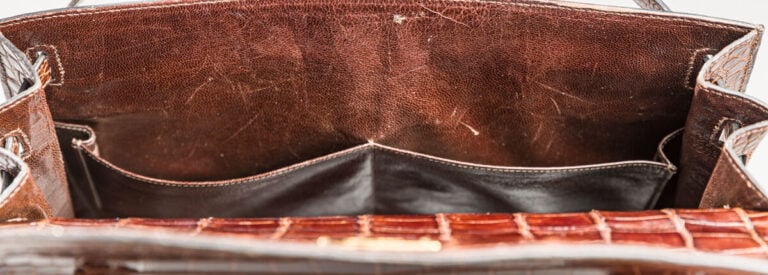 HERMES Paris - Sac à main Kelly en crocodile porosus marron. Fermoir et attache…