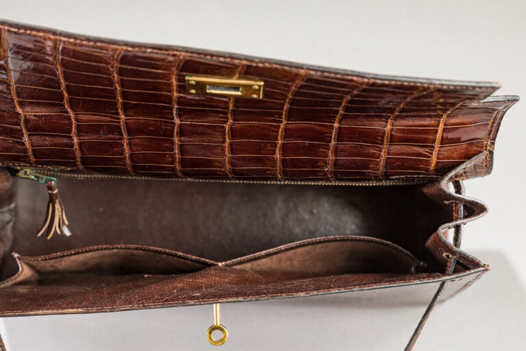 HERMES Paris - Sac à main Kelly en crocodile porosus marron. Fermoir et attache…