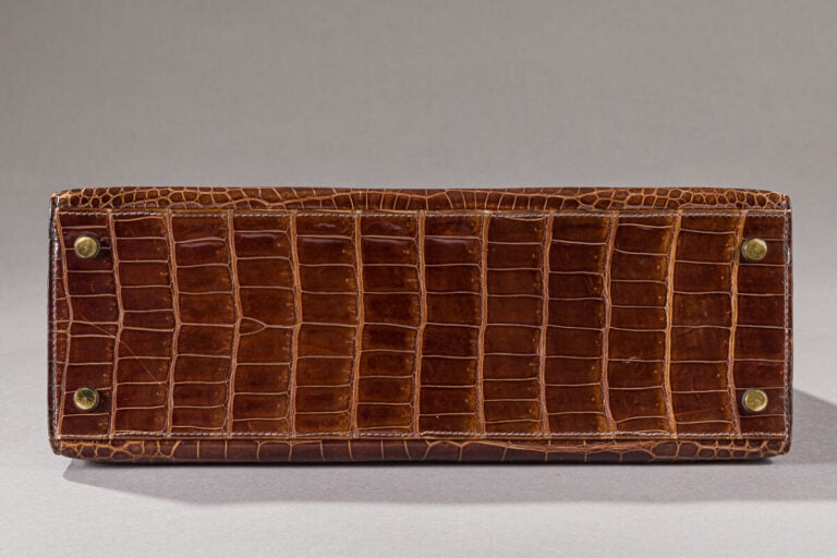 HERMES Paris - Sac à main Kelly en crocodile porosus marron. Fermoir et attache…