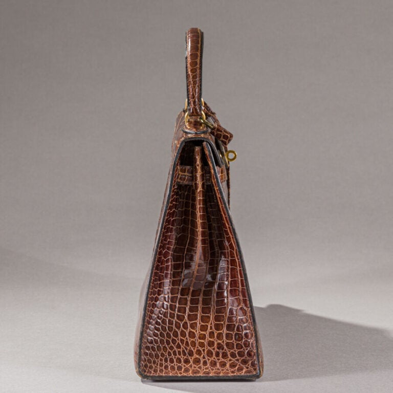 HERMES Paris - Sac à main Kelly en crocodile porosus marron. Fermoir et attache…