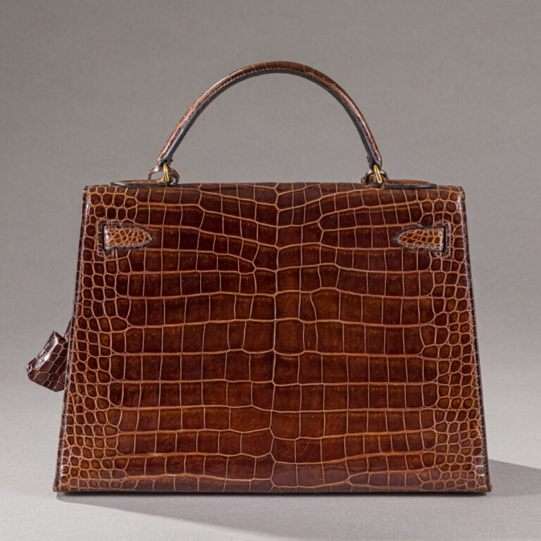 HERMES Paris - Sac à main Kelly en crocodile porosus marron. Fermoir et attache…