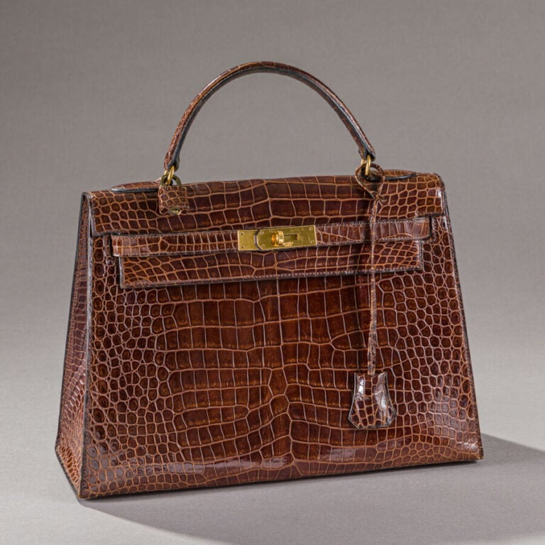 HERMES Paris - Sac à main Kelly en crocodile porosus marron. Fermoir et attache…