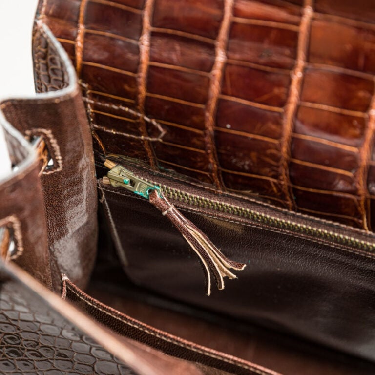 HERMES Paris - Sac à main Kelly en crocodile porosus marron. Fermoir et attache…