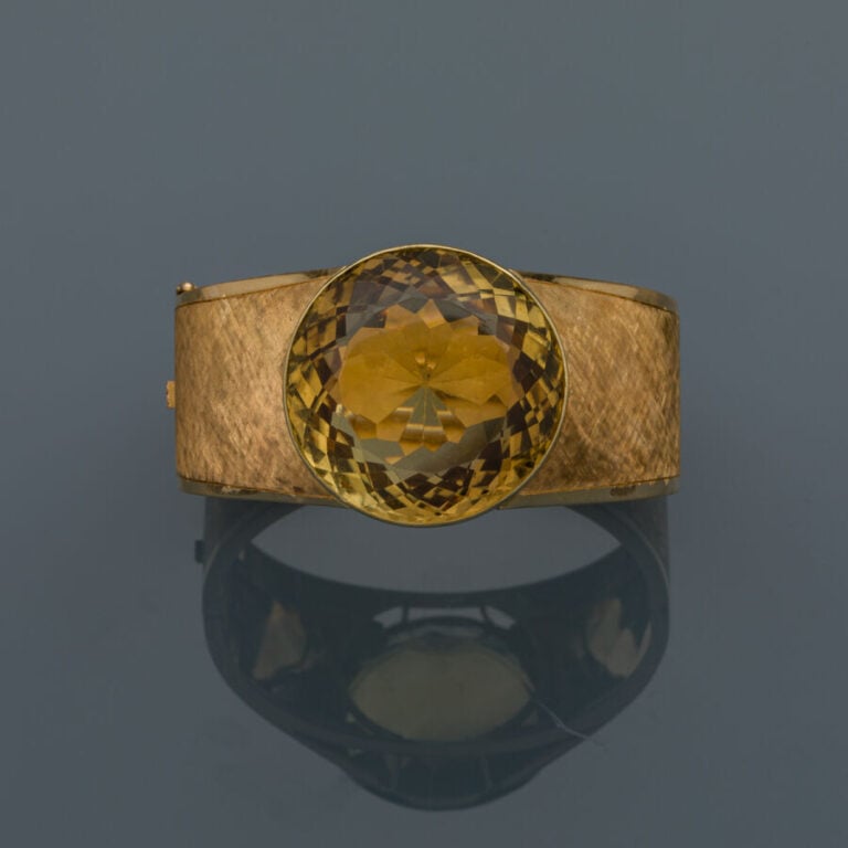Important BRACELET manchette rigide ouvrant en or jaune (585‰) 14 carats, guill…
