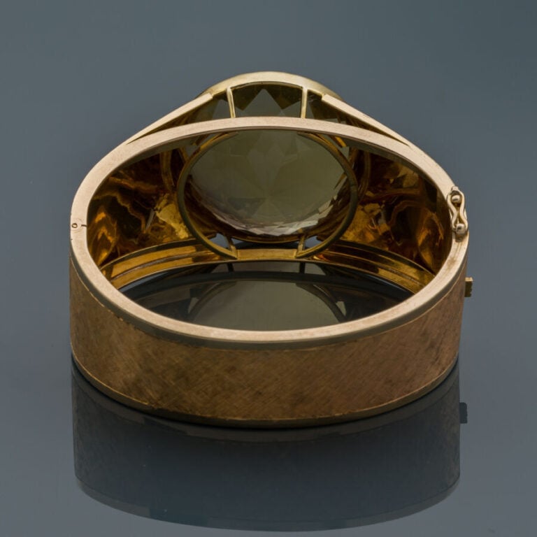 Important BRACELET manchette rigide ouvrant en or jaune (585‰) 14 carats, guill…