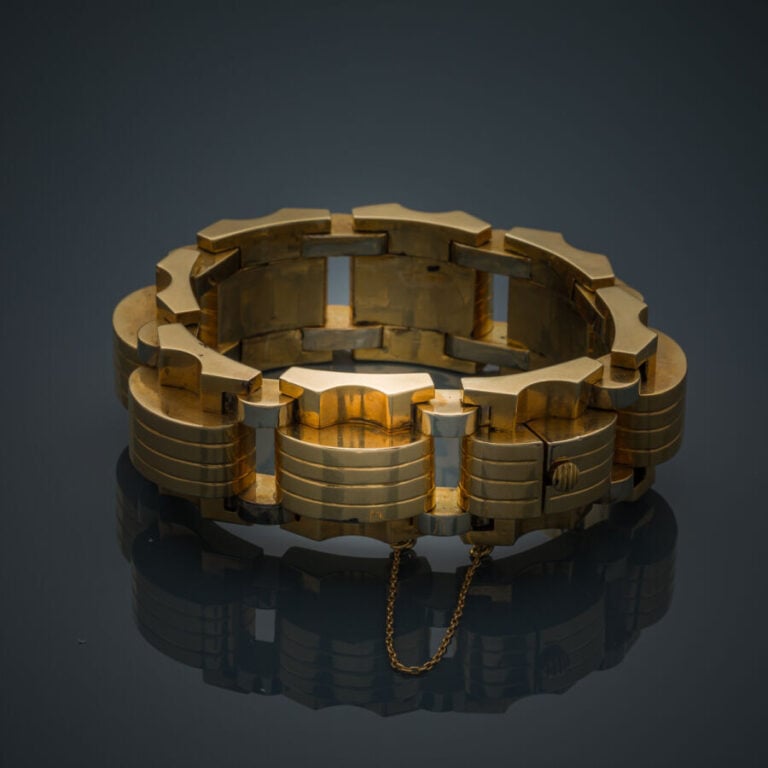 Important BRACELET "tank" en or jaune et or gris (750‰) partiellement guilloché…