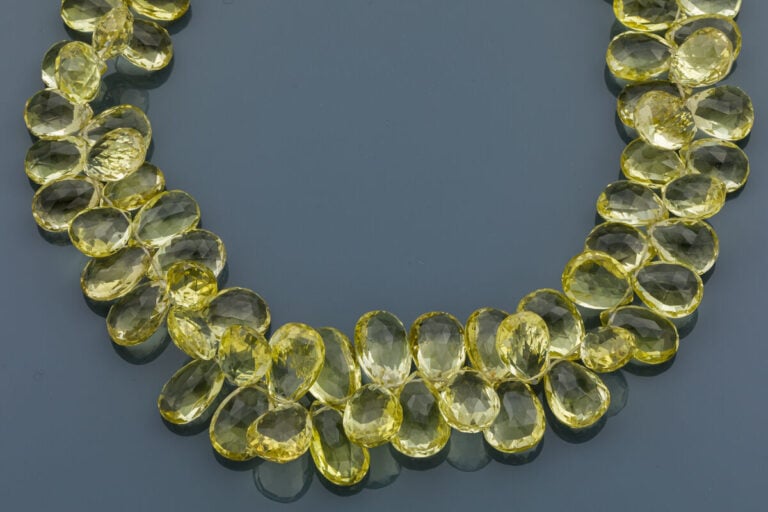 Important COLLIER composé de perles de quartz lemon taillées en briolette. Ferm…