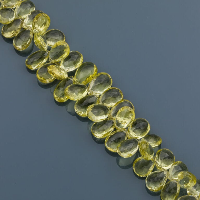 Important COLLIER composé de perles de quartz lemon taillées en briolette. Ferm…