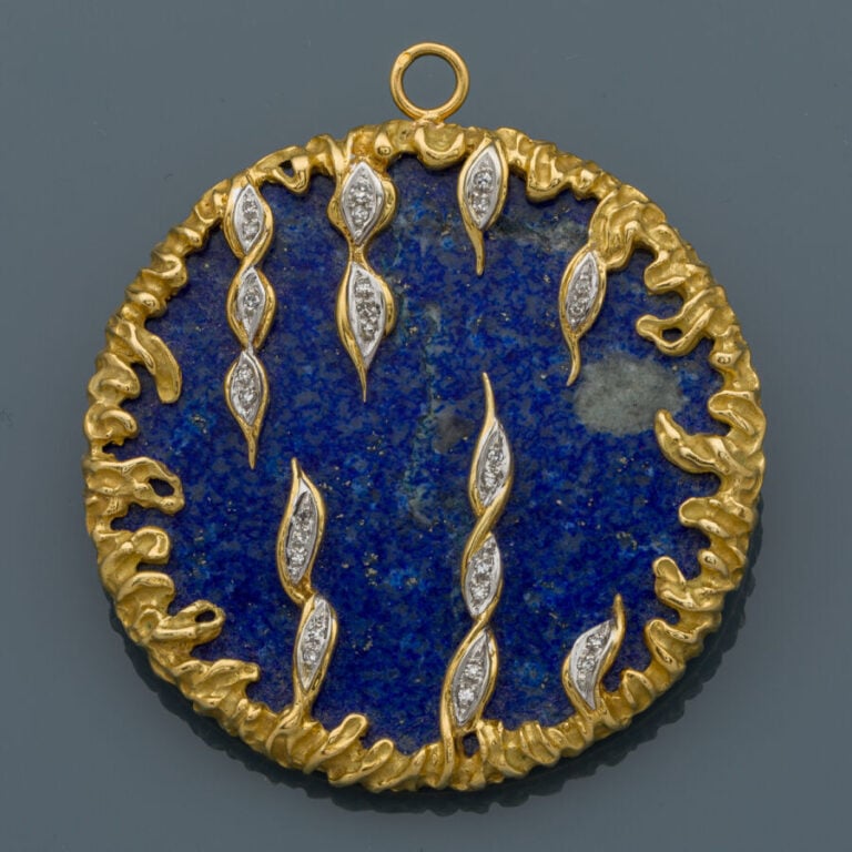 Important PENDENTIF circulaire en or jaune et or gris (750‰) sculpté et amati,…