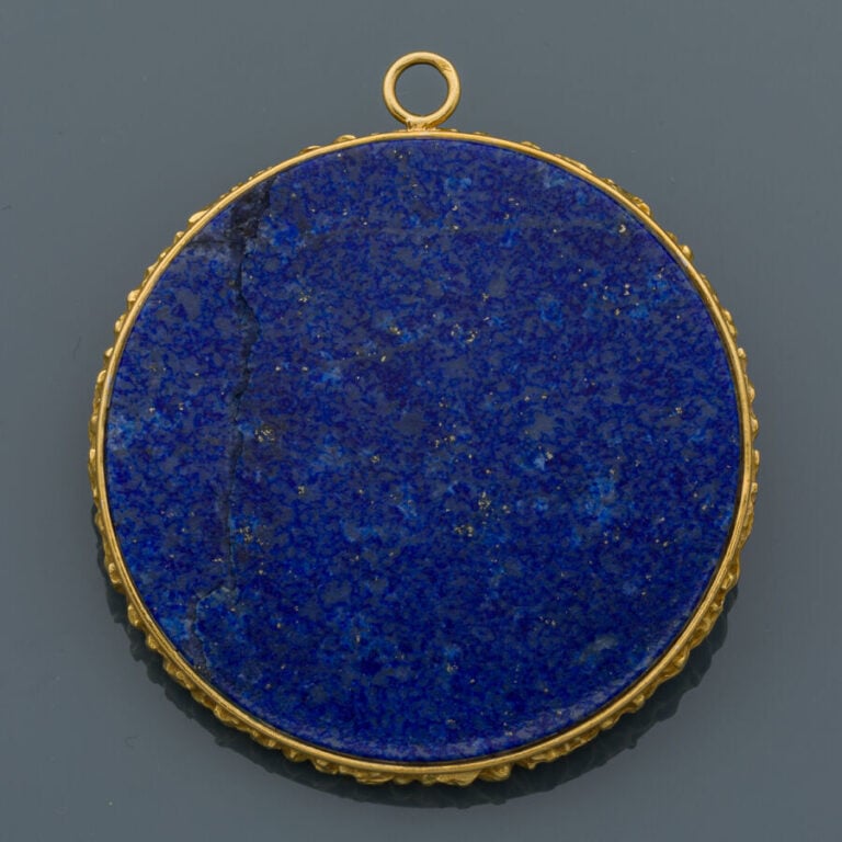 Important PENDENTIF circulaire en or jaune et or gris (750‰) sculpté et amati,…