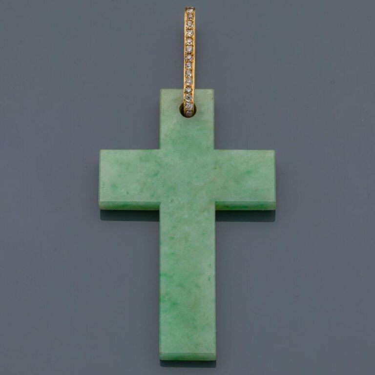 Important PENDENTIF "croix" composé de jade jadéïte. Grande bélière de forme ov…
