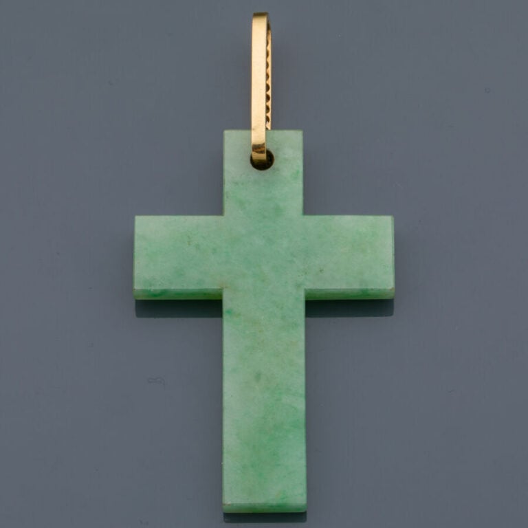 Important PENDENTIF "croix" composé de jade jadéïte. Grande bélière de forme ov…