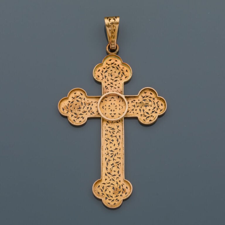 Important PENDENTIF "croix" en or rose (750‰) ajouré à motifs de volutes. - Tra…