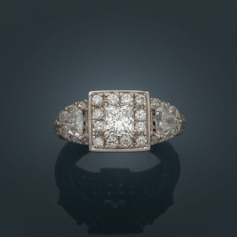 Importante BAGUE chevalière en or gris (750‰) serti de trois diamants principau…