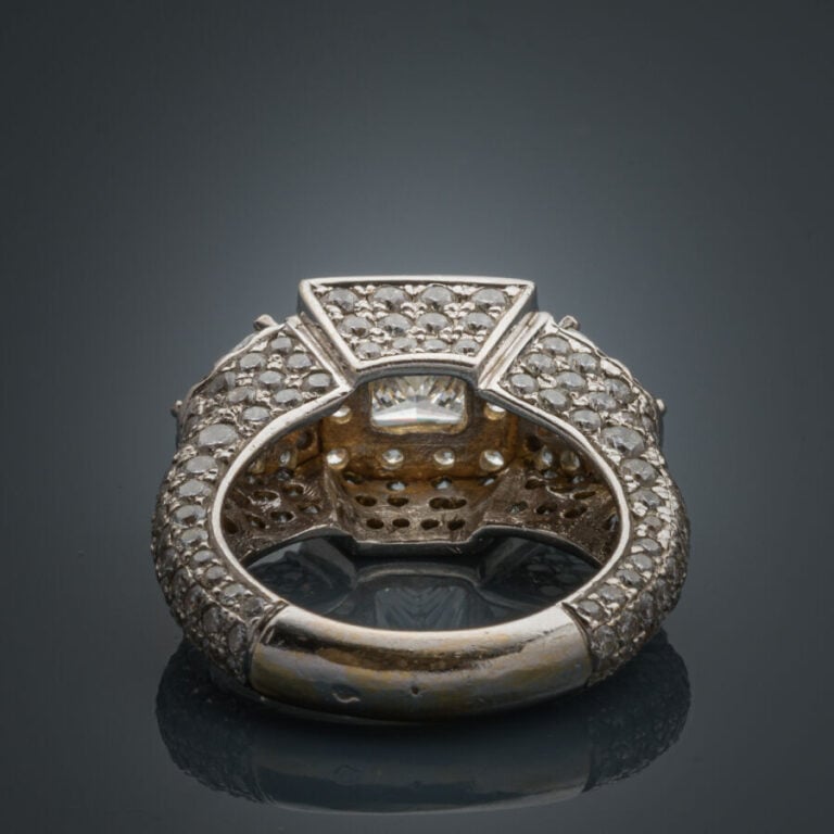 Importante BAGUE chevalière en or gris (750‰) serti de trois diamants principau…