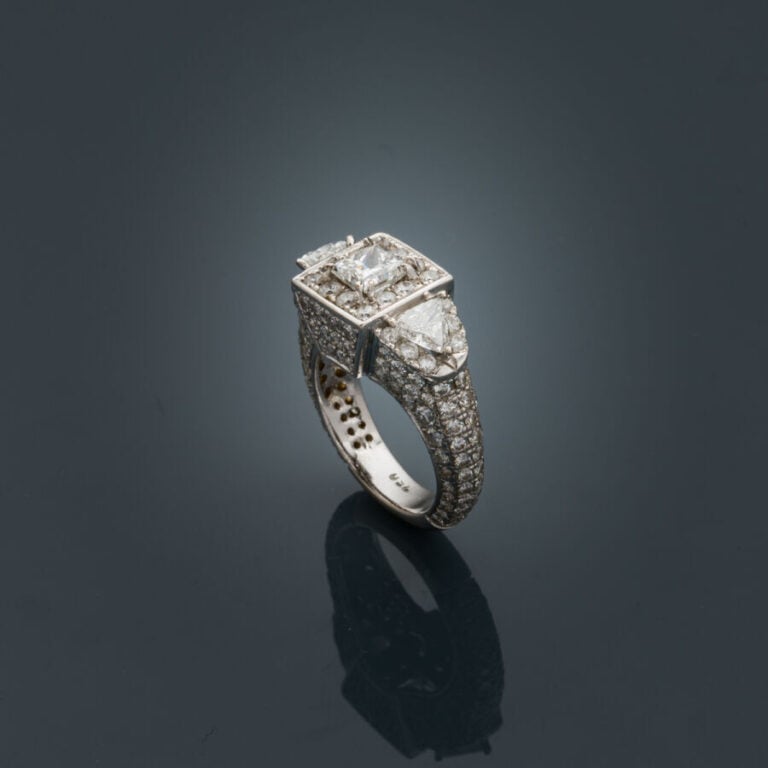 Importante BAGUE chevalière en or gris (750‰) serti de trois diamants principau…