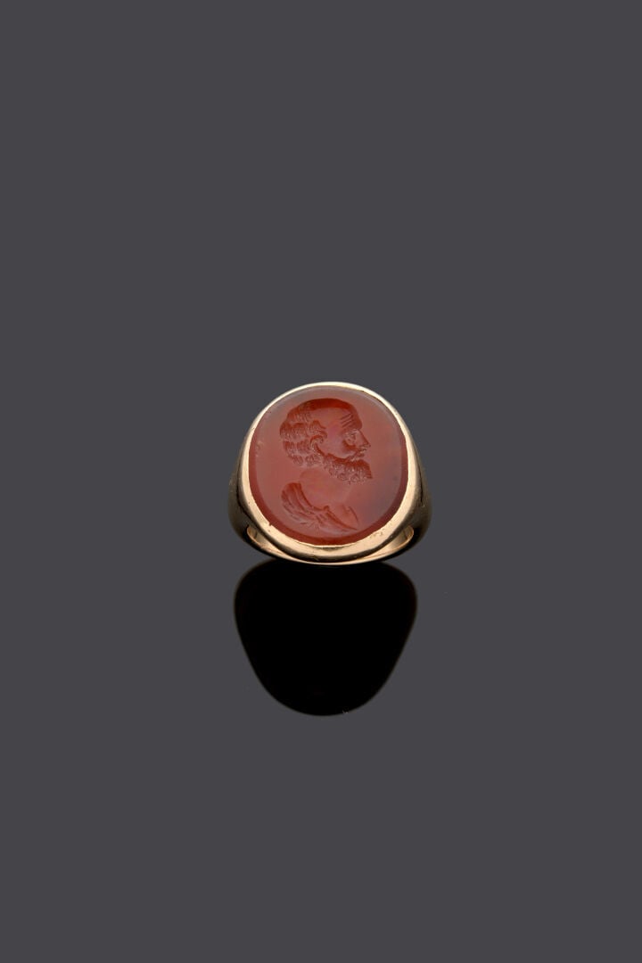 Importante BAGUE chevalière en or jaune (750‰) ornée d'une intaille sur cornali…