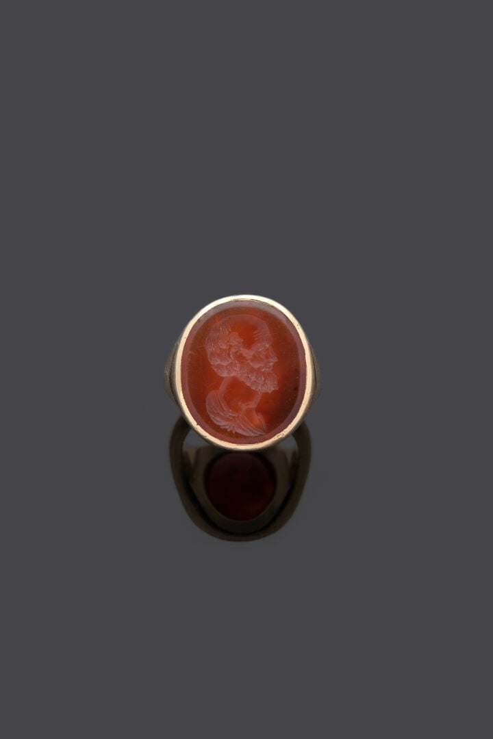 Importante BAGUE chevalière en or jaune (750‰) ornée d'une intaille sur cornali…