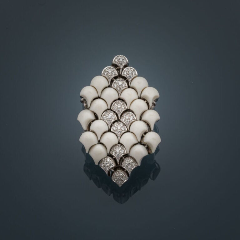 Importante BAGUE "écaille" semi-articulée en or gris (750‰) ajouré, serti de di…