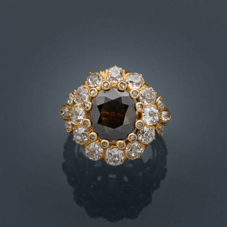 Importante BAGUE en or jaune (750‰) serti d'un diamant brun foncé de forme cous…