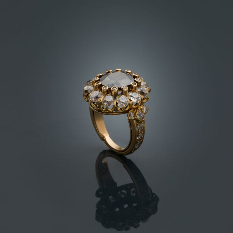 Importante BAGUE en or jaune (750‰) serti d'un diamant brun foncé de forme cous…