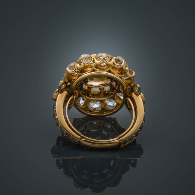 Importante BAGUE en or jaune (750‰) serti d'un diamant brun foncé de forme cous…