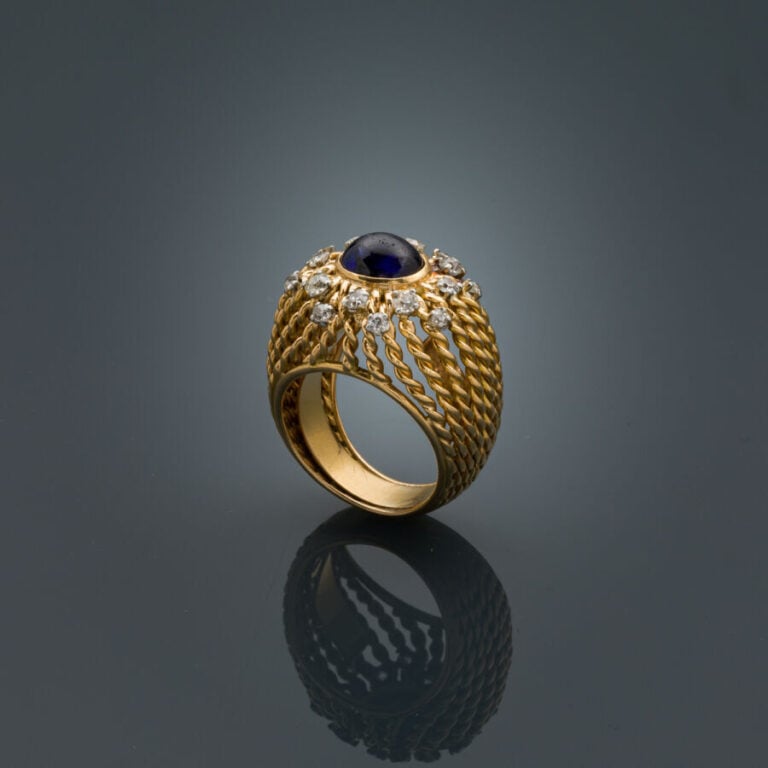 Importante BAGUE en platine (950‰) et or jaune (750‰) ajouré et torsadé, surmon…