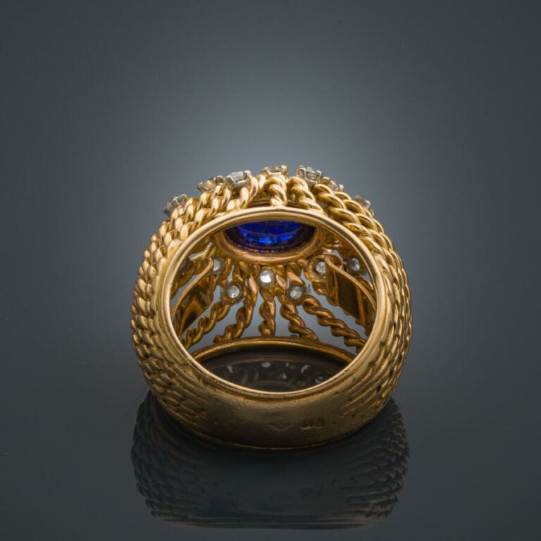 Importante BAGUE en platine (950‰) et or jaune (750‰) ajouré et torsadé, surmon…