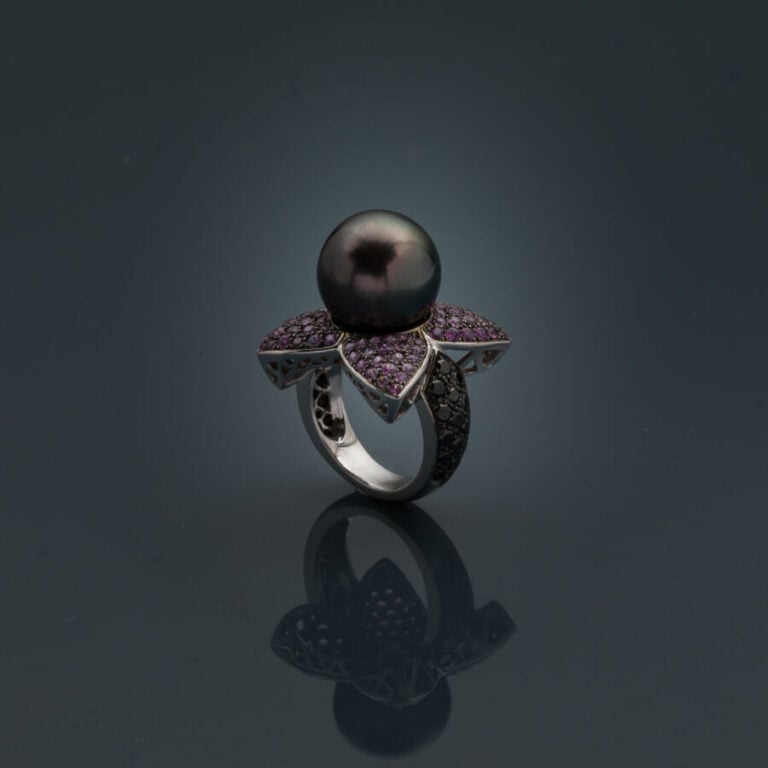 Importante BAGUE "fleur" en or gris et or noirci (750‰) serti d'une perle de cu…