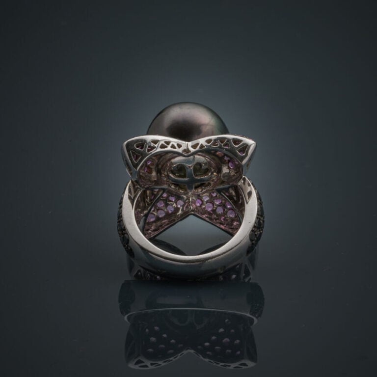 Importante BAGUE "fleur" en or gris et or noirci (750‰) serti d'une perle de cu…