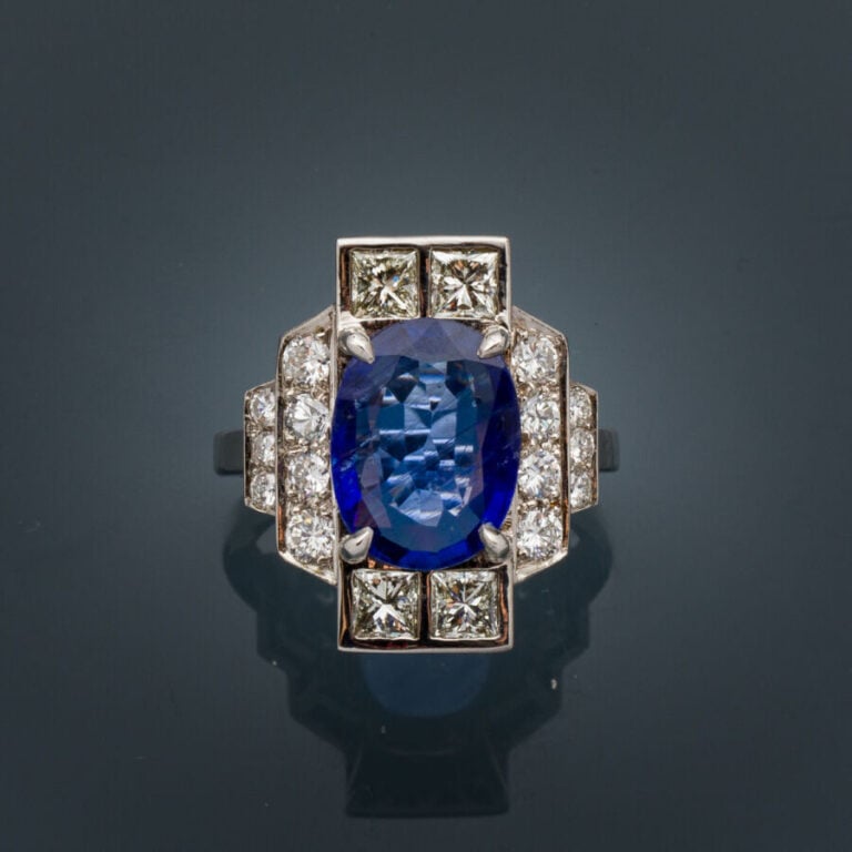 Importante BAGUE géométrique en or gris (750‰) serti d'un saphir ovale BIRMAN,…