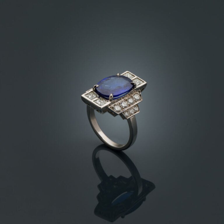Importante BAGUE géométrique en or gris (750‰) serti d'un saphir ovale BIRMAN,…