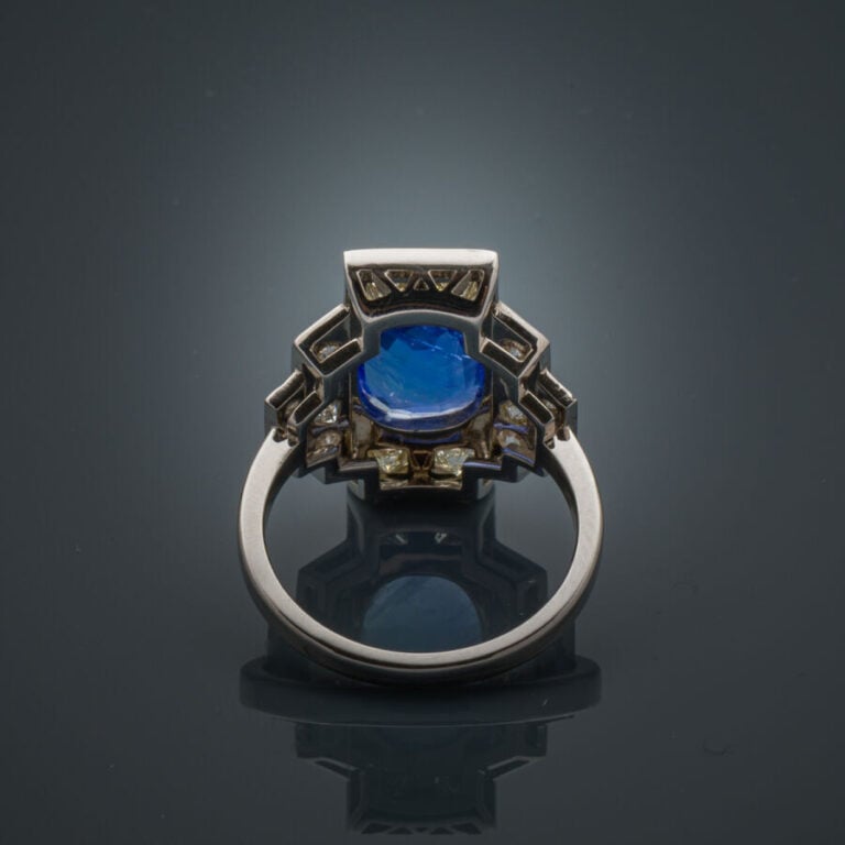 Importante BAGUE géométrique en or gris (750‰) serti d'un saphir ovale BIRMAN,…