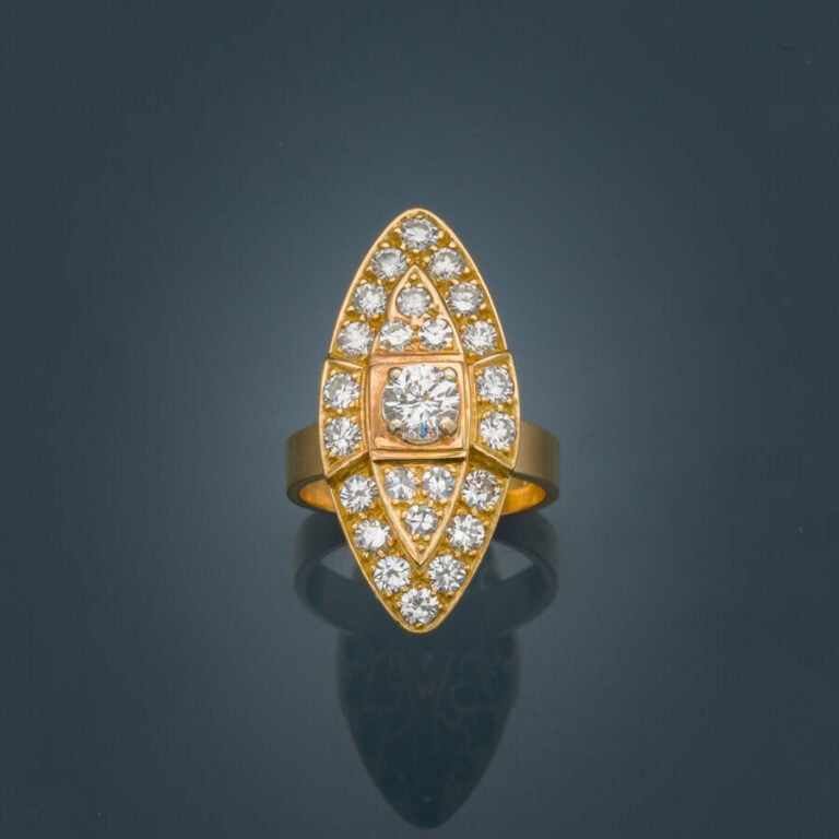 Importante BAGUE "marquise" en or jaune (750‰) serti de diamants taille brillan…