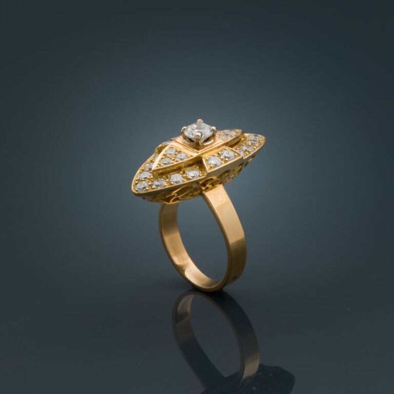 Importante BAGUE "marquise" en or jaune (750‰) serti de diamants taille brillan…