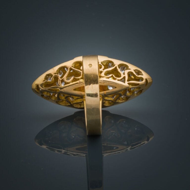 Importante BAGUE "marquise" en or jaune (750‰) serti de diamants taille brillan…