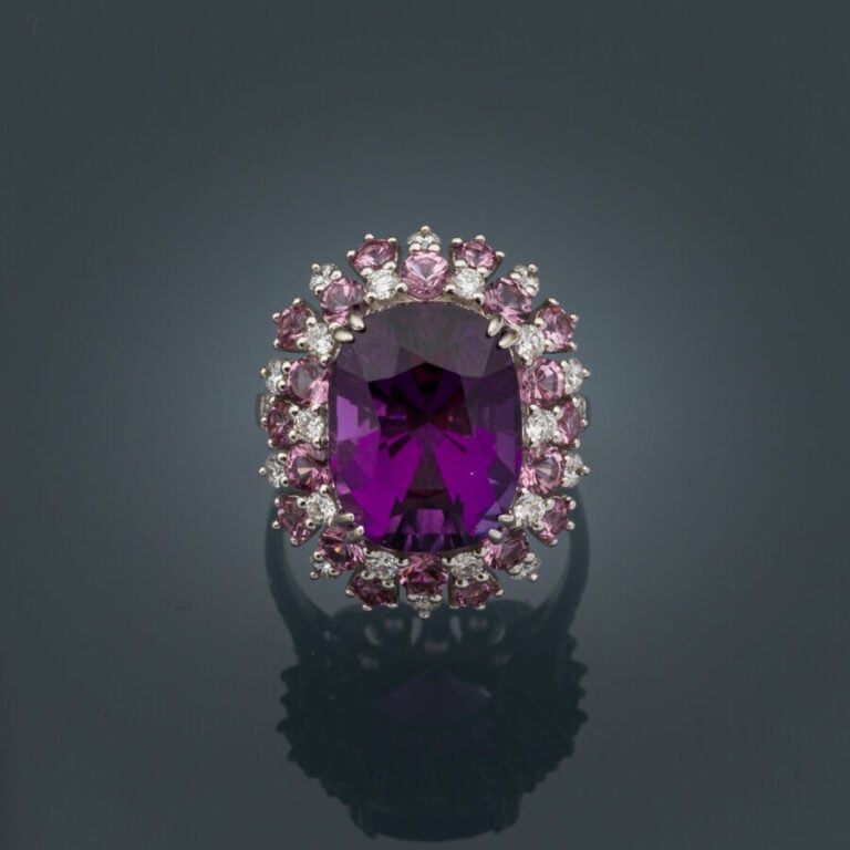 Importante BAGUE "Pompadour" en or gris (750‰) serti d'une améthyste de forme c…