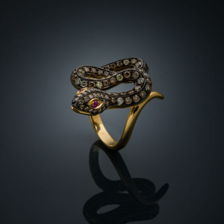 Importante BAGUE "serpent" en or jaune et or noirci (750‰) ajouré, serti de dia…